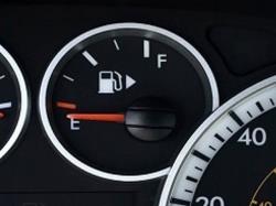 راندن خودرو با سوخت کم چه عواقبی دارد؟