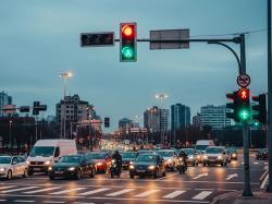 حق تقدم در چهارراه با کدام خودرو است و بر چه اساسی تعیین می‌شود؟
